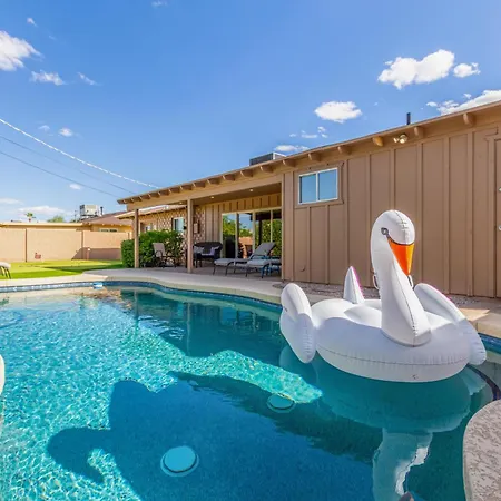 Games Galore - Old Town Scottsdale - Pool & Golf